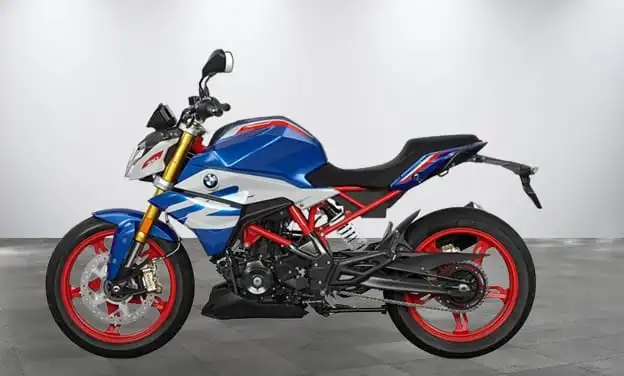 BMW G 310 R Sport: पोलार पांढऱ्या/रेसिंग ब्लू मेटॅलिक आकर्षक रंगामध्ये रचना स्पष्टपणे उठून दिसते.